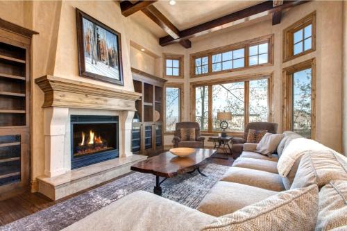 KBM Resorts Luxurious Vintage on the Strand Ski Access 2 Family rooms 3 Fireplaces FREE Shuttle to Lifts Pri Hot tubVIN-17