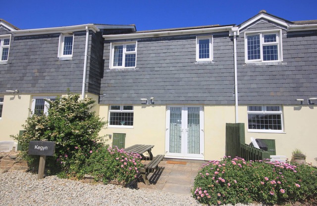 Kegyn - Harlyn Bay Cornwall, sleeps 5 guests & accepts pets