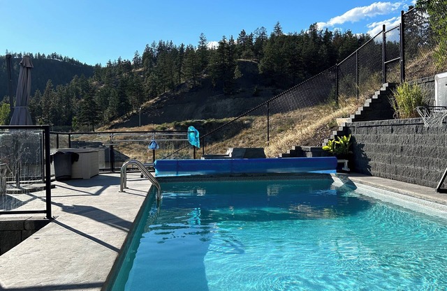 Kelowna Oasis on Knox Mountain minutes from downtown. Great for families!
