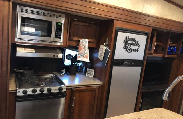 Kelsey's Country RV! *Near Waco, BSR, Silos & HOT*