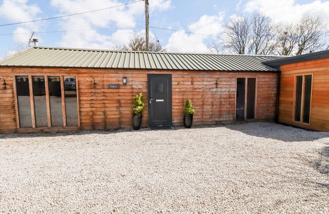 KELYOW, pet friendly, character holiday cottage in St Day