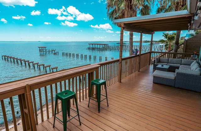 Kemah Bay Retreat: Steps to Kemah Boardwalk, Bayfront, 216-ft Pier, Elevator, EV
