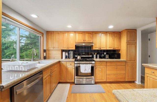 KentRenton-EntireUpperUnit Duplex with Large Deck