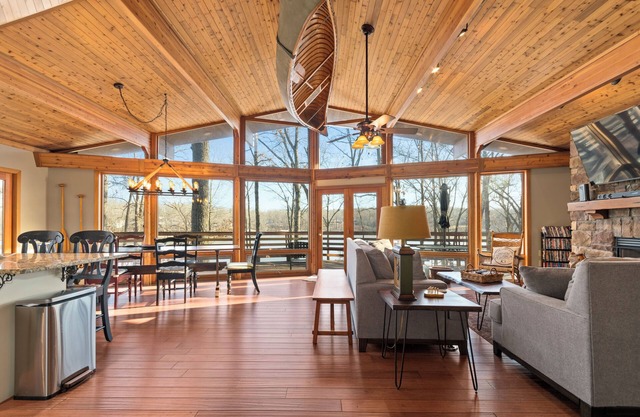 Kentucky Lake 3 BR 2 Bath Private Home W/Private Dock and pontoon rental