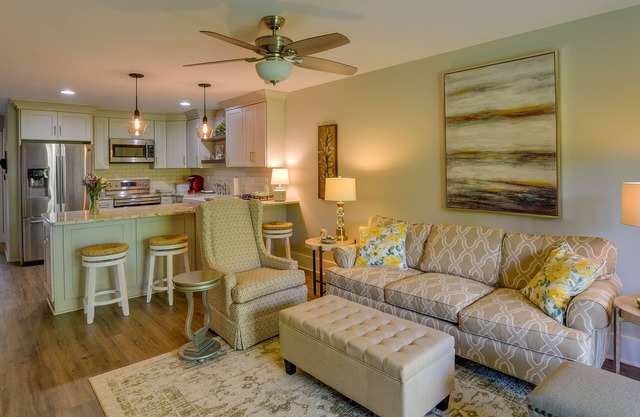 Keowee Key Condo Rental w/Golf Course View!