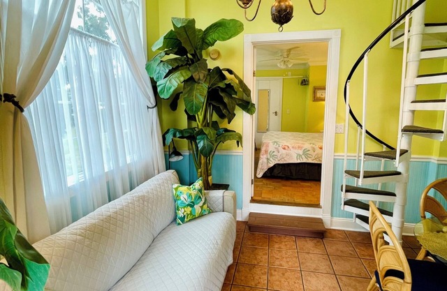 Key Lime Condo, steps to the beach. Pet Friendly.