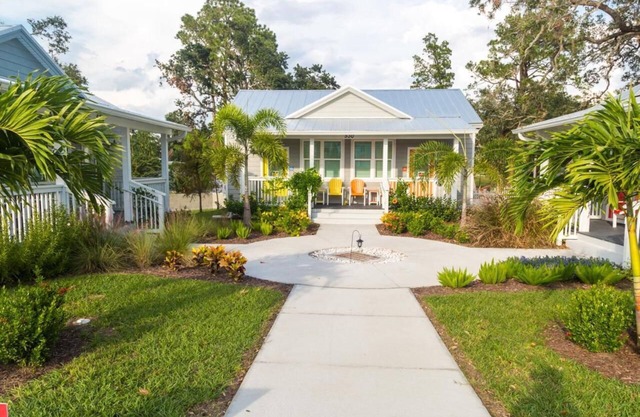 Key West Style Cottage - with pool/hot-tub