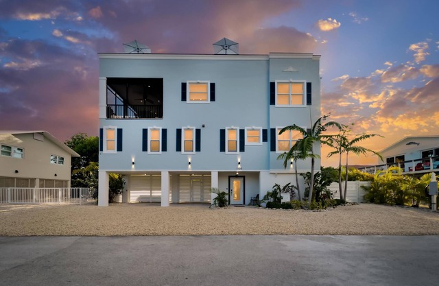 Keys Getaway - Beautiful 4bd/3ba home with Rooftop views of the Atlantic Ocean !