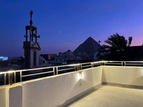 Khufu's Pyramids Inn