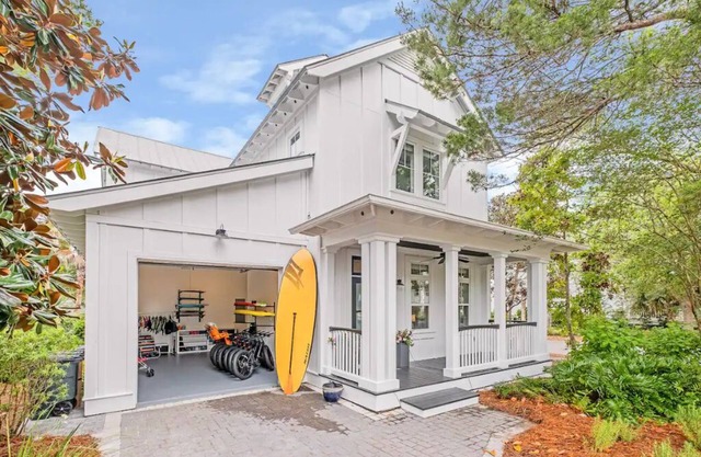 Kid friendly home with golf cart, sports gear for beach pool lake