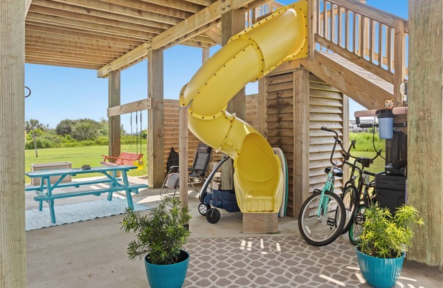 Kid friendly w/slide&swings, 11 mi to Moody Gardens for cheer or holiday events