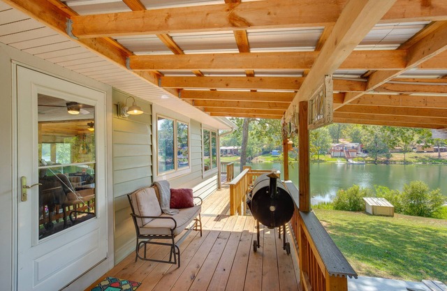 Kilgore Lakefront Home w/Private Dock & Pier!