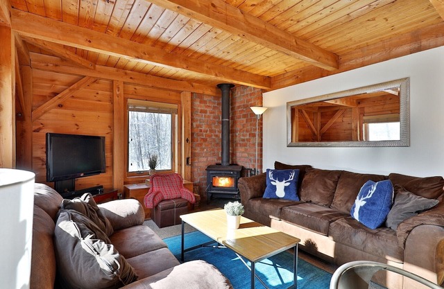 Killington Cabin - Left Unit: Great for families, Cozy, Close to Mountain. Hot Tub. Wood Stove.