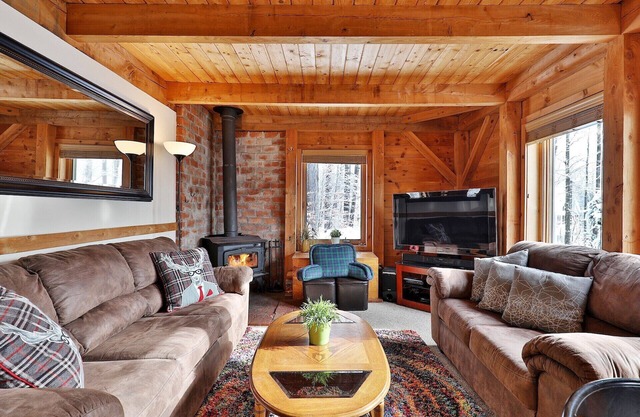 Killington Cabin: Right Unit - Sleeps 10 in 4 BR, 2 BA Cozy Escape