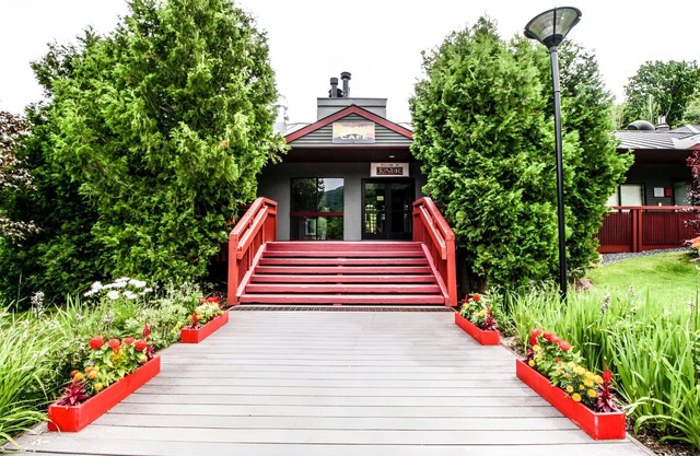 Killington Vistas 92: 4-Bedroom Luxury Ski On Ski Off Home w/Hot Tub, Mountain Views.