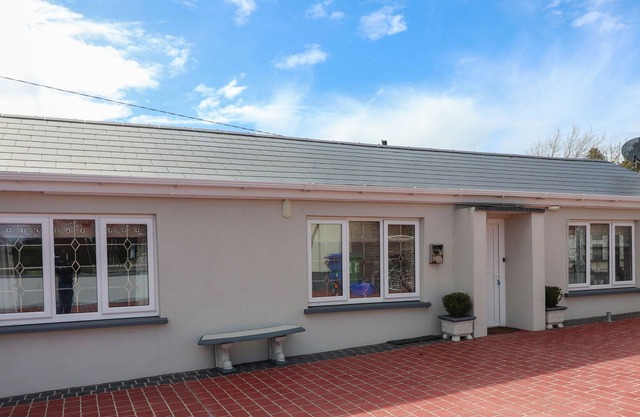 KILLYGALLY COTTAGE, family friendly in Belmont, Co Offaly