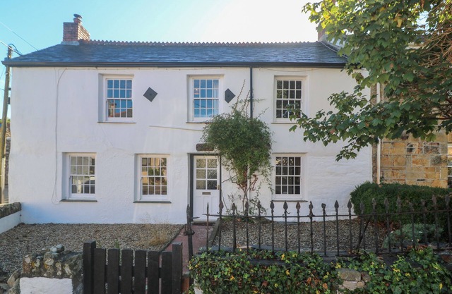 KIMBERLEY HOUSE, pet friendly, with open fire in St Columb Minor