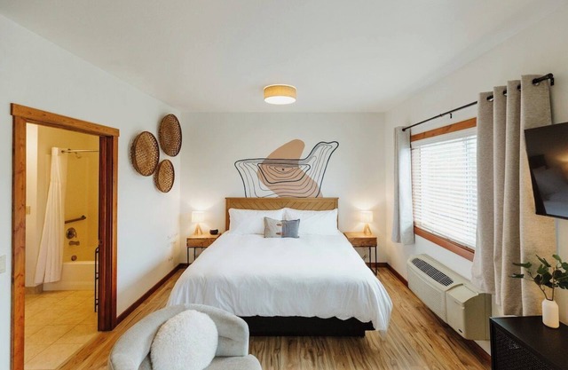 King Accessible Studio Suite with Full Kitchen and Washer/Dryer in the Heart of Kalispell, MT