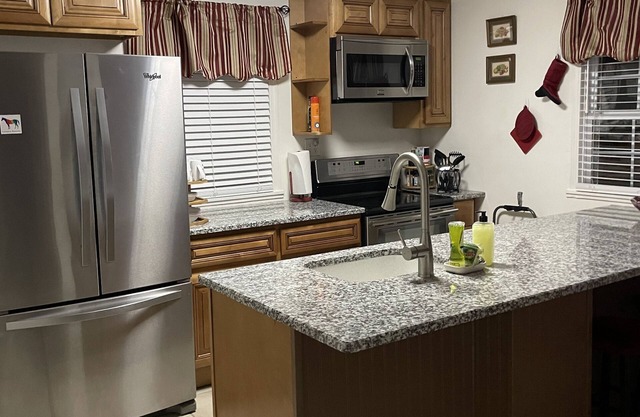 King bed. 2 bedroom. Pet-friendly. Fenced back yard. Near Downtown.