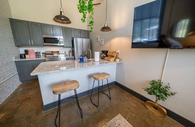 King Bed Apartment: Brewery| River| Downtown