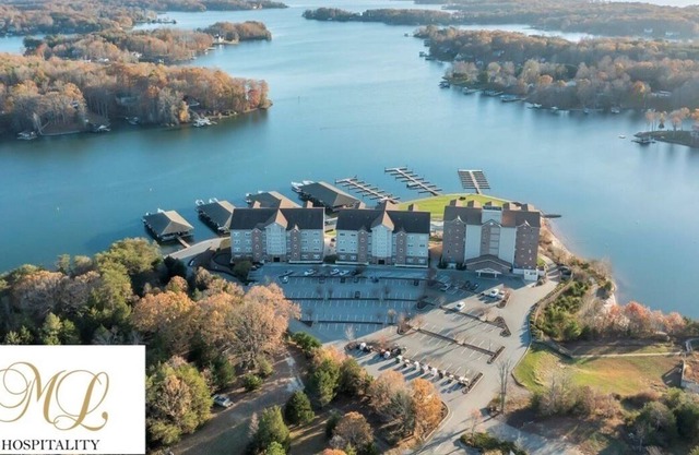 King bed corner studio Mariners Resort w/ Amenities indoor pool