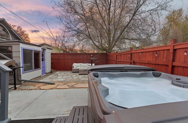 King bed! Hot Tub! Near Park! Family Friendly!