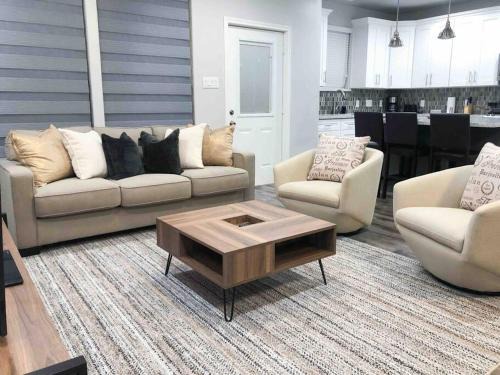 King bed in gated community, 1300 sqft home