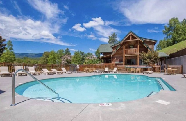 King bed in master suite ~ Spa! ~ 2 Bed + Loft ~ only 8 min to Parkway!