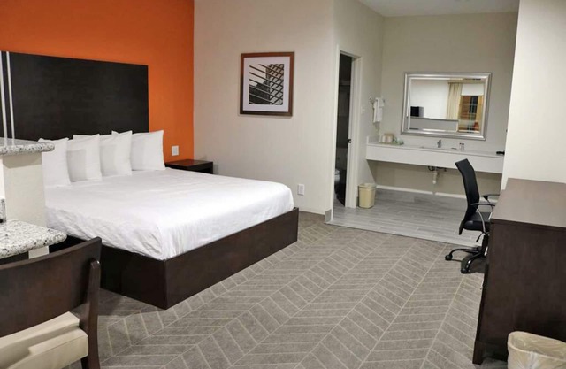 King Bed Kitchenette, Scottish Inns IAH, Prepare Meal, Near Airport
