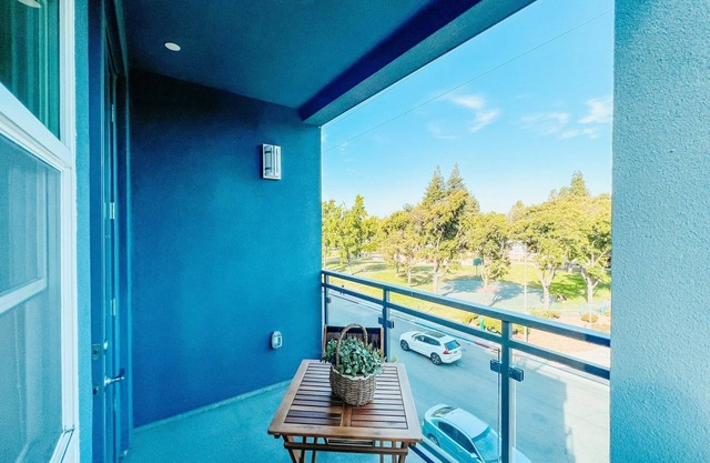 KING BED | Modern 2 Bed 2 Bath Condo | Pool & Hot Tub