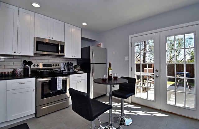 ✪ King Beds ✔ 2 Bdr Townhouse w/Private Backyard