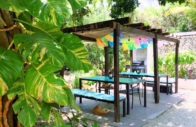 King Bungalow Guest House in Small Gated Communitynn