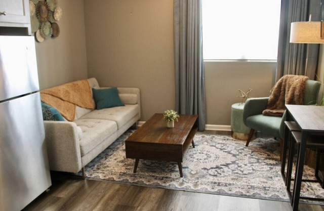 King Comfort in Capital Manor: Couples’ Stay Awaits