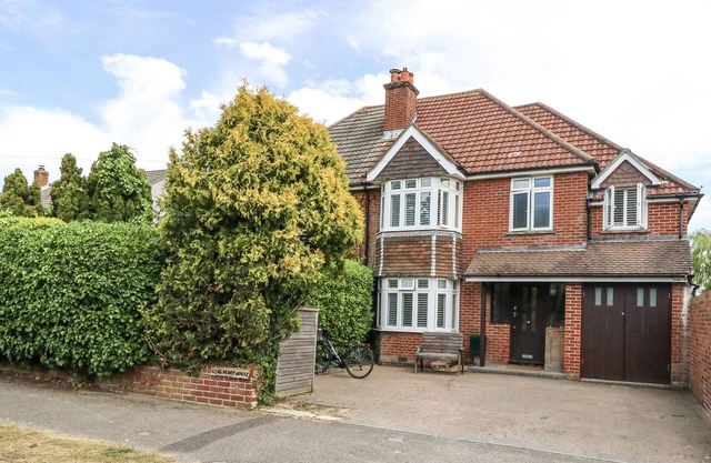 KING HENRY HOUSE, pet friendly, country holiday cottage in Lymington