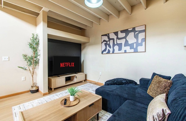 King I Loft I Free Parking I 5 mins to Downtown