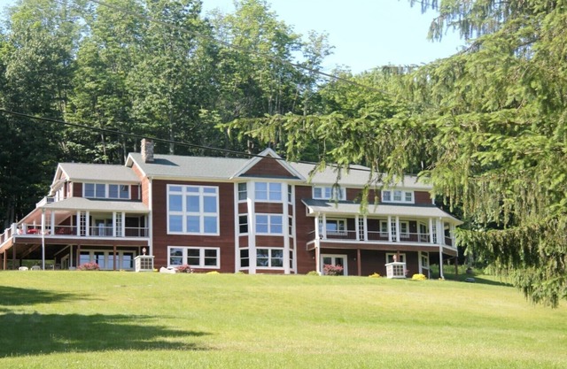 KING LOFT/SUITE Rental- Luxurious Lakefront on Lake Wallenpaupack
