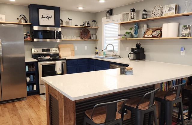 King & Queen Master Suites -3 Full Bathrooms -1 Mile to Town -30 Mins to Bristol