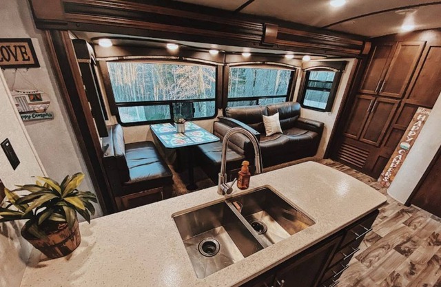 King RV/Camper Rental + Kids room Lake Cumberland