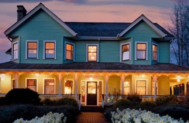 ♥️KING Sleigh Bed DEEP SoakingTub/REAL Fireplace/Breakfast/WIFI/HeartofVilliage♥