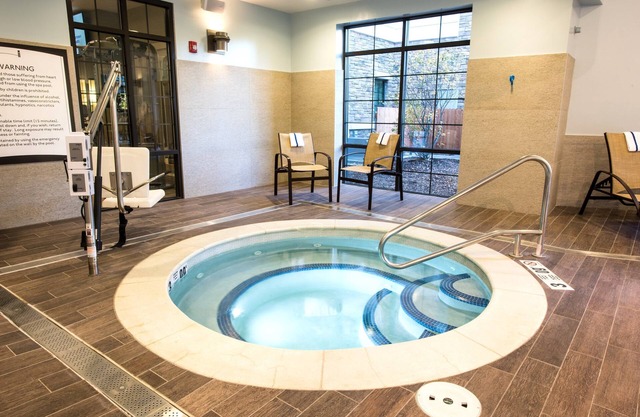 King Studio Near ALB, Downtown + UAlbany | Free Breakfast, Pool Access