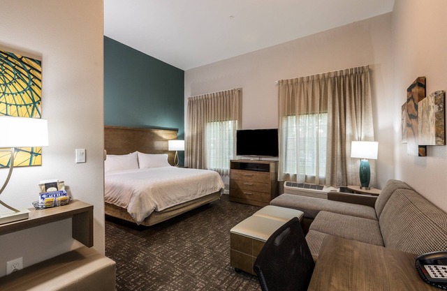 King Studio w/Kitchen. Free Breakfast. Outdoor Pool.