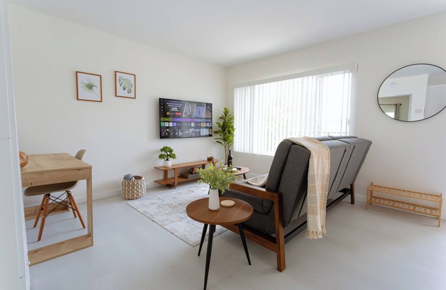 King Suite - Easy Walk to Beach/Strand Close to Downtown, Restaurants and Pier!