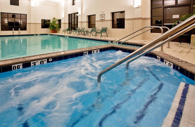 King Suite. Free Breakfast. Indoor Pool & Hot Tub. Near the Virginia Beach business district!