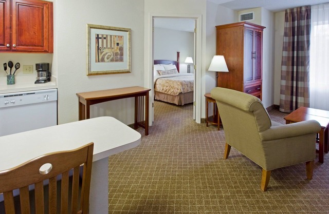 King Suite. Free Breakfast Buffet. Pool. 20 Minutes to Princeton.