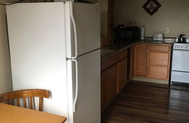 King Suite w/full kitchen, 2 twin Murphy beds & full bathroom
