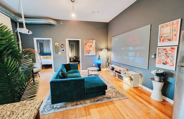 KingDreams/King Beds/Sleep 12/120" Projector