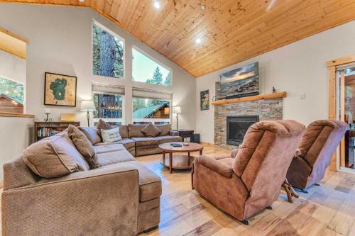Kings Beach Retreat, Hot Tub, Walk to Beach
