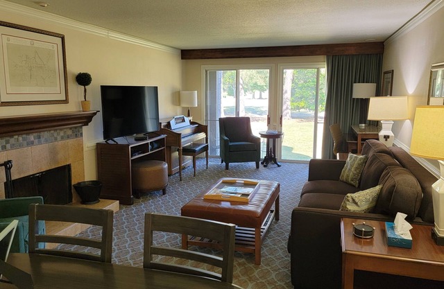 Kingsmill Condo on Golf Course 9th Fairway! Local owner