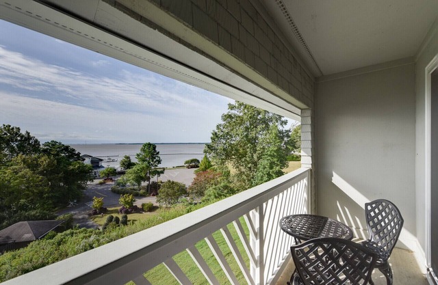 Kingsmill Luxury - Sleeps 6 - Virginia's only AAA Four Diamond Condo Golf Resort