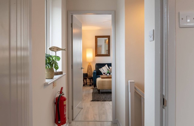 Kittiwake Cottage : Stylish 2‑Bed Pet-Friendly Cottage in Rhosneigr | Managed by Anglesey Holiday Le
